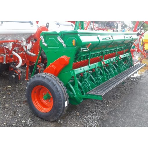 24 soros, 3m-es, egy vagy kéttárcsás, műtrágyaszórós aprómag vetőgép 