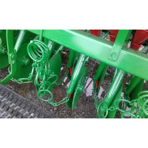 24 soros, 3m-es, egy vagy kéttárcsás, műtrágyaszórós aprómag vetőgép 