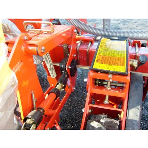 Szemenkénti vetőgép török, 4 soros,dupla tárcsás, műtrágya adagolóval   