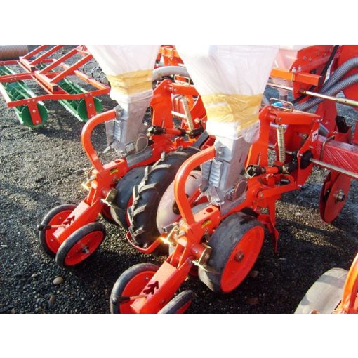 Szemenkénti vetőgép török, 4 soros,dupla tárcsás, műtrágya adagolóval   